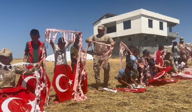 Eyleme götürülen çocuklara jandarmadan uçurtma jesti