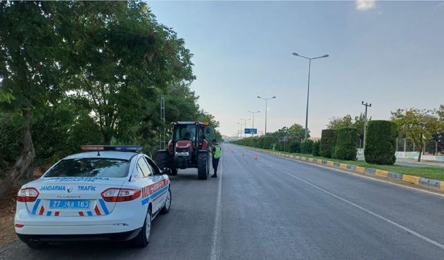 İşçileri taşıyan araç ve traktör sürücüleri denetlendi