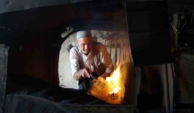 Teknolojiye direnen demircilik mesleğini sürdürüyor