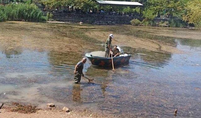 Gölbaşı’nda göl yüzeyinde temizlik yapıyor