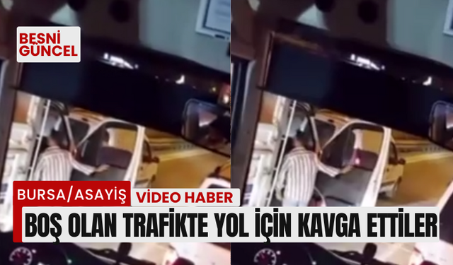 Boş olan trafikte yol için kavga ettiler