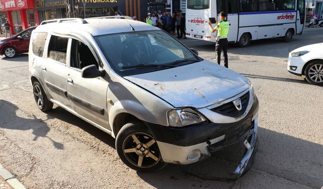 Hafif ticari araçla çarpışan motosikletteki 2 kişi yaralandı