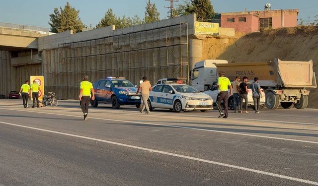 Kilis’te motosiklet ile hafriyat kamyonu çarpıştı