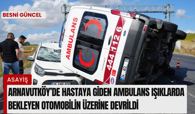 Ambulans ışıklarda bekleyen otomobilin üzerine devrildi