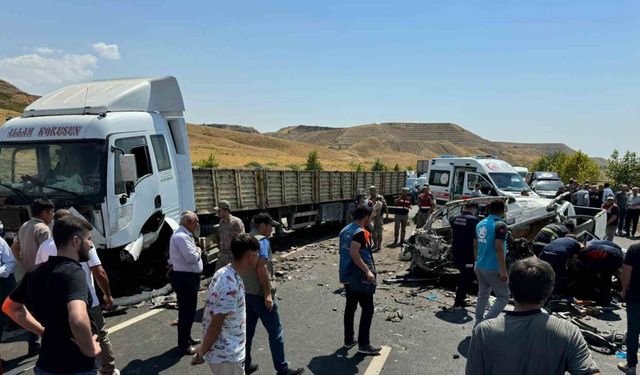 Kızının düğününe giden anne ve babanın geriye davetiyedeki isimleri kaldı