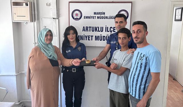 Öğrenci yolda bulduğu altın bilekliği polise teslim etti