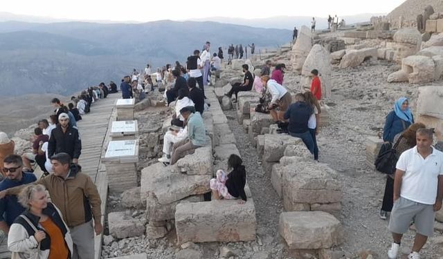 Adıyaman'ın Nemrut Dağı'nda 30 Ağustos yoğunluğu