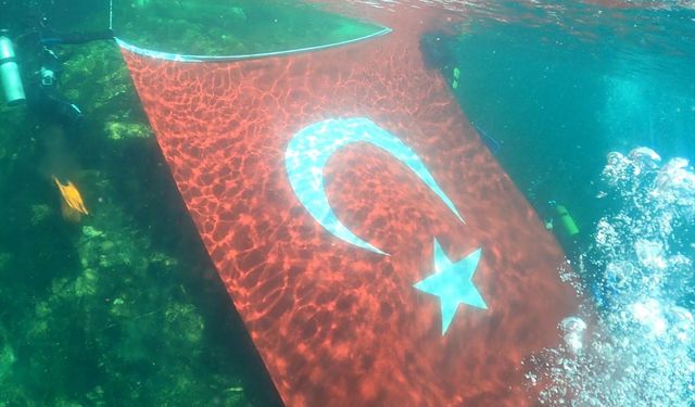 Şanlıurfa'da dalgıçlardan Türk bayraklı 30 Ağustos kutlaması