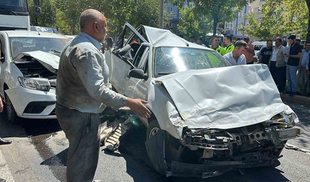 Şanlıurfa’da kırmızı ışıkta bekleyen araçlara tır çarptı: 3 yaralı