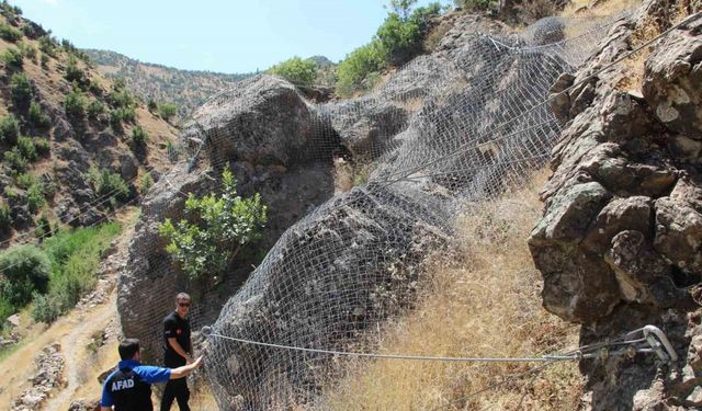 Şırnak’ta dev kayalar halatla bağlandı