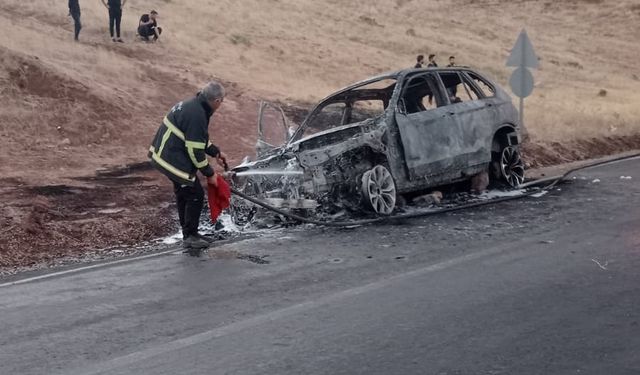 Alev alan otomobil kullanılamaz hale geldi