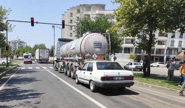 Işıklarda bekleyen tıra, otomobil çarptı: 2 yaralı