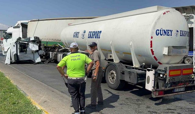 Tali yoldan çıkan tır ile yakıt ikmal aracı çarpıştı