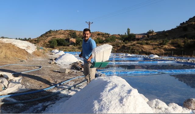 Yüksek seyreden sıcaklıklar geleneksel yöntemle elde edilen kaya tuzunda üretimi artırıyor