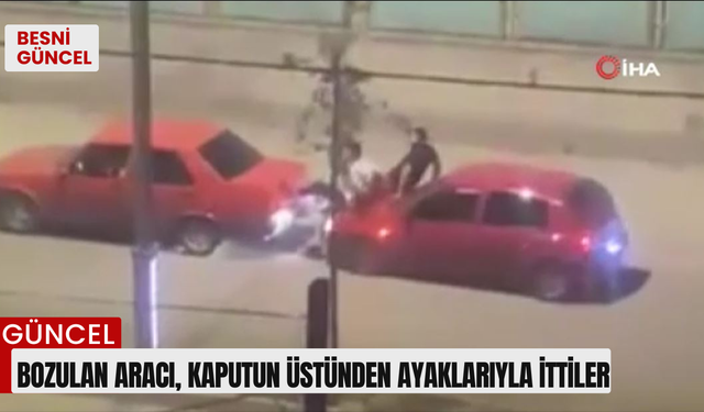 Bozulan aracı, kaputun üstünden ayaklarıyla ittiler