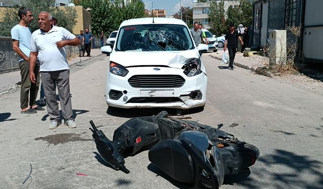 Adıyaman'da motosiklet sürücüsünün yaralandığı kaza güvenlik kamerasına yansıdı