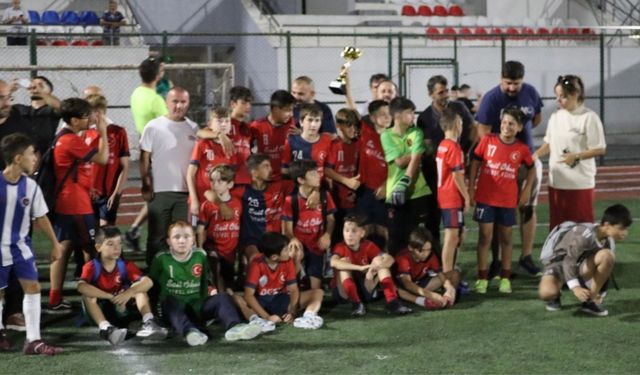 Alaağaç A, Naci Fazlıoğlu U13 Futbol Turnuvası’nda şampiyon oldu