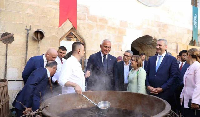 Bakan Ersoy ve Başkan Şahin, üzüm pekmezi yaptı