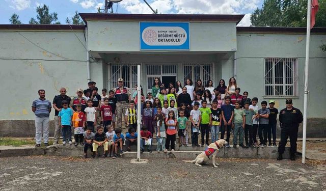 Jandarma ekipleri okulun ilk gününde öğrencileri yalnız bırakmadı