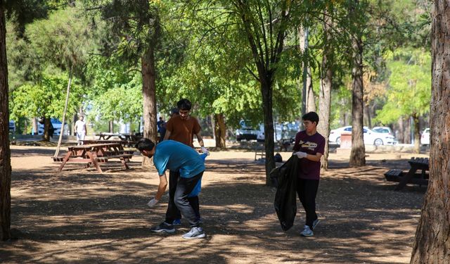 Gençler piknik alanında temizlik yaptı