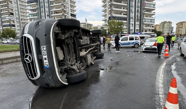 Diyarbakır'da otomobil ile yolcu minibüsü çarpıştı, 1'i bebek 9 kişi yaralandı