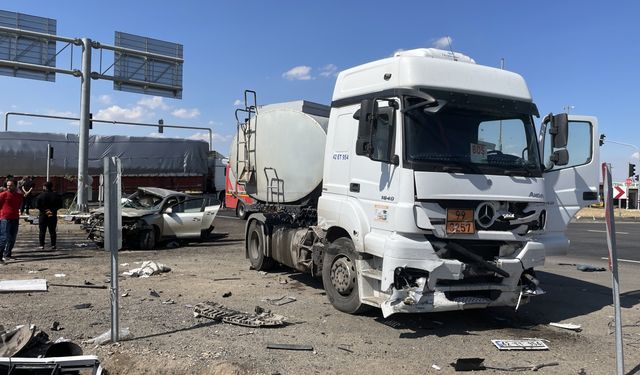 Tankerin çarptığı otomobildeki 4 kişi yaralandı