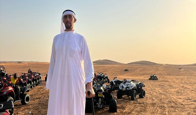 "Dünyanın en uzun adamı" Dubai'de ATV ile çöl safarisi yaptı