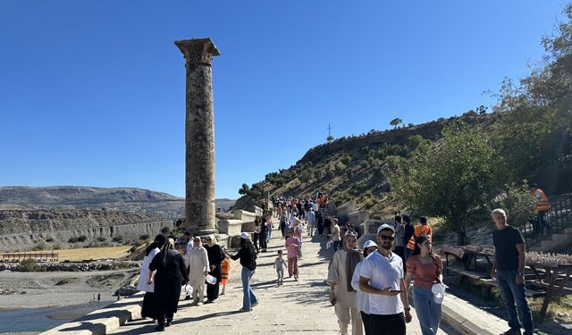 Gençler Nemrut Dağı ören yerlerini gezdi