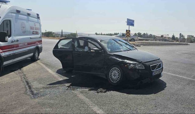 Hafif ticari araç ile otomobil kavşakta çarpıştı: 2 yaralı