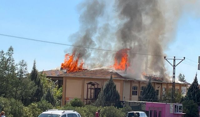 İş merkezinin çatısında çıkan yangın söndürüldü