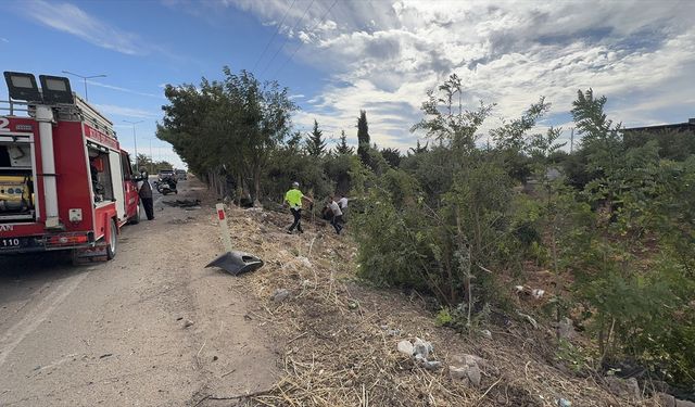 Devrilen otomobilin sürücüsü kazadan yara almadan kurtuldu