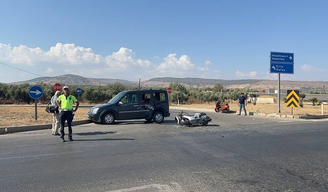 Motosiklet ile hafif ticari araç çarpıştı: 1’i ağır 2 yaralı