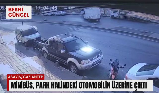 Minibüs, park halindeki otomobilin üzerine çıktı