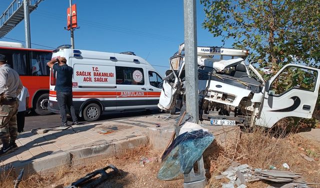 Direğe çarpan kamyonetteki 2 kişi yaralandı