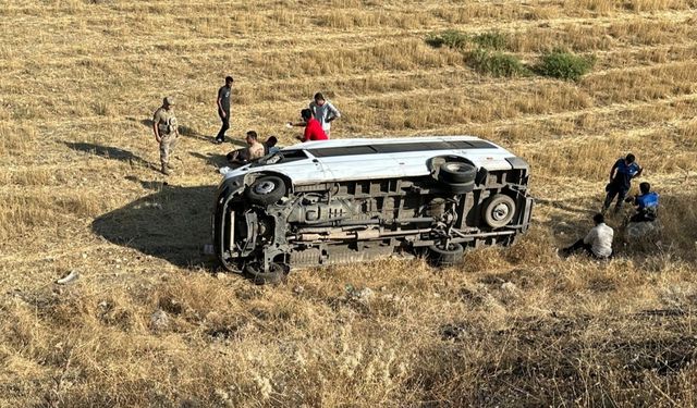 Servis minibüsünün devrilmesi sonucu 6 kişi yaralandı