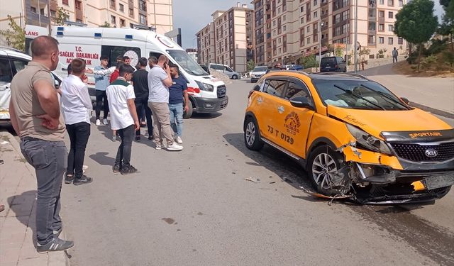 Şırnak'ta taksi ile hafif ticari aracın çarpıştığı kazada 4 kişi yaralandı