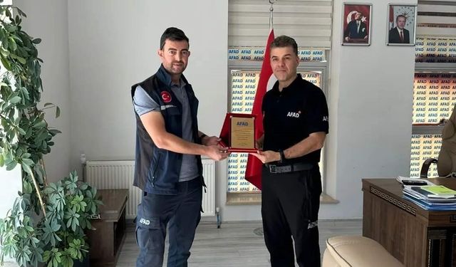 Tayini çıkan AFAD personeline plaket verildi