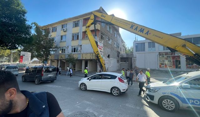 Ulu Camii yanındaki hasarlı bina, bugünkü depremde ağır darbe aldı