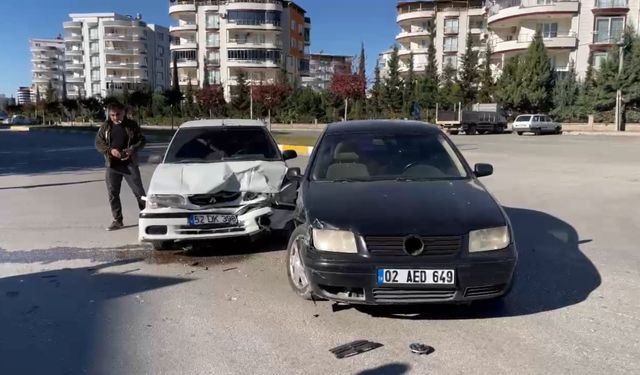 Adıyaman’da iki otomobil çarpıştı: 1 yaralı