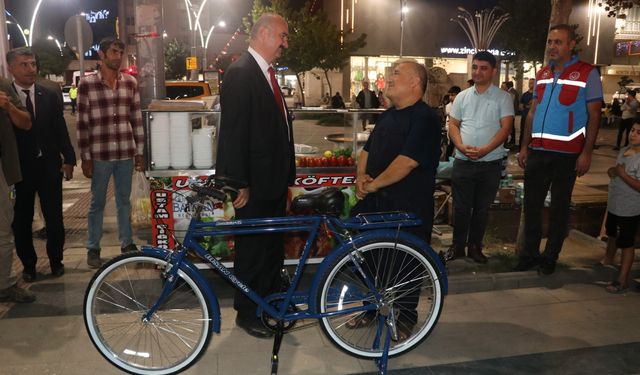 Çalınan bisikleti için video çeken çiğ köfteciye bisiklet hediye edildi