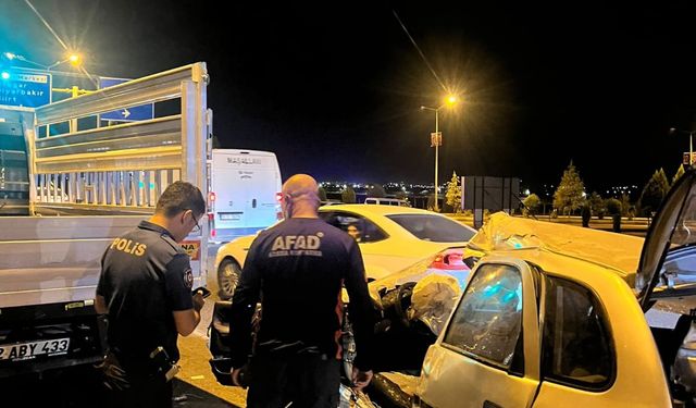 Kamyonete arkadan çarpan otomobildeki 1 kişi öldü