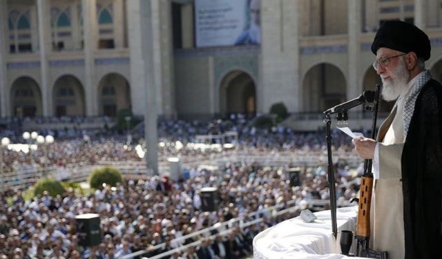 İran Lideri Hamaney hutbeye silahla çıktı