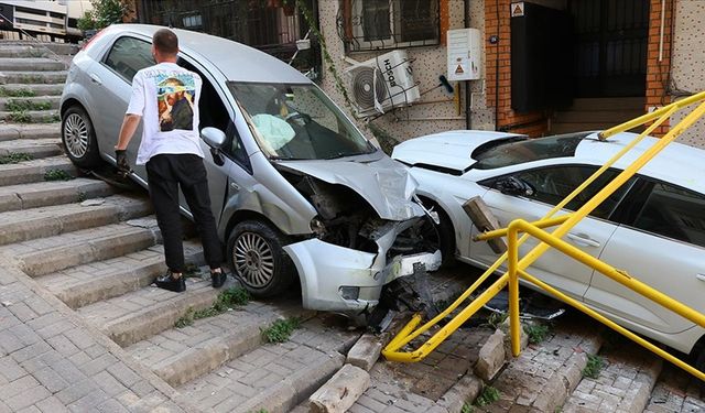 İzmir'de otomobiller kaza sonrası merdivenlere düştü