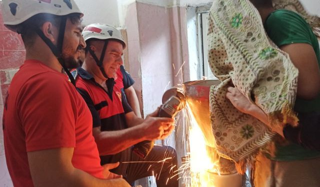 Şanlıurfa'da hamur makinesine eli sıkışan çocuk kurtarıldı.