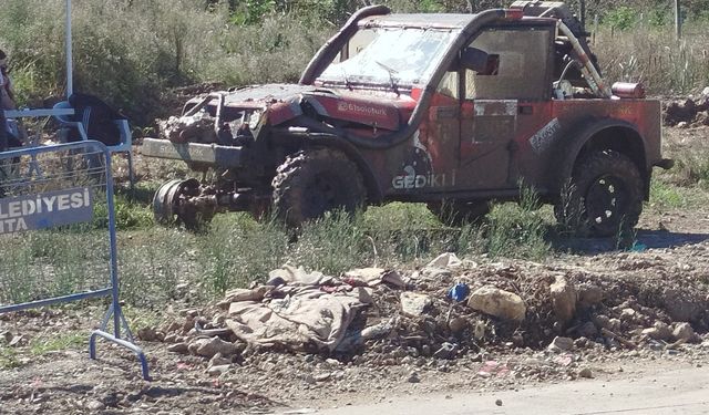 Tekerleri patladı, jant üzerinde yarıştı