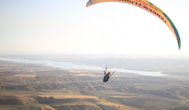 Yamaç Paraşütçüsü pilotlar Adıyaman Ali Dağı'ndan uçtu