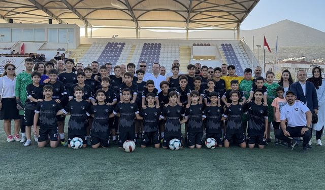 Yeniköy Kemerköy Enerji'den genç futbolculara destek