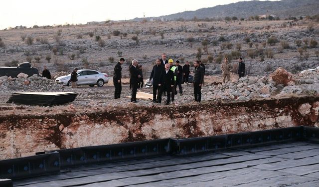 Osman Varol, Pınaryayla'daki köy evlerini inceledi.