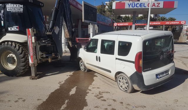 Adıyaman’da hafif ticari araç iş makinesine çarptı: 2 yaralı