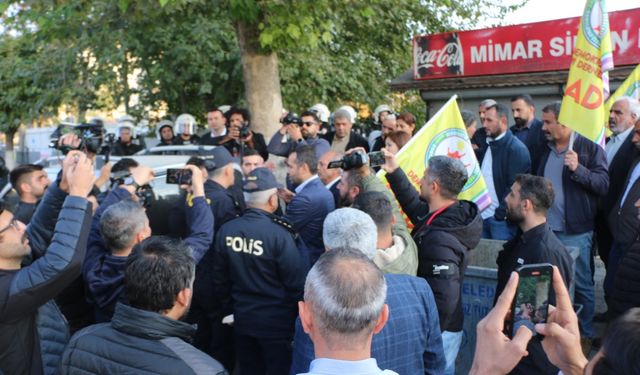 ‘Kayyum’ protestosu yürüyüşüne polis engeli